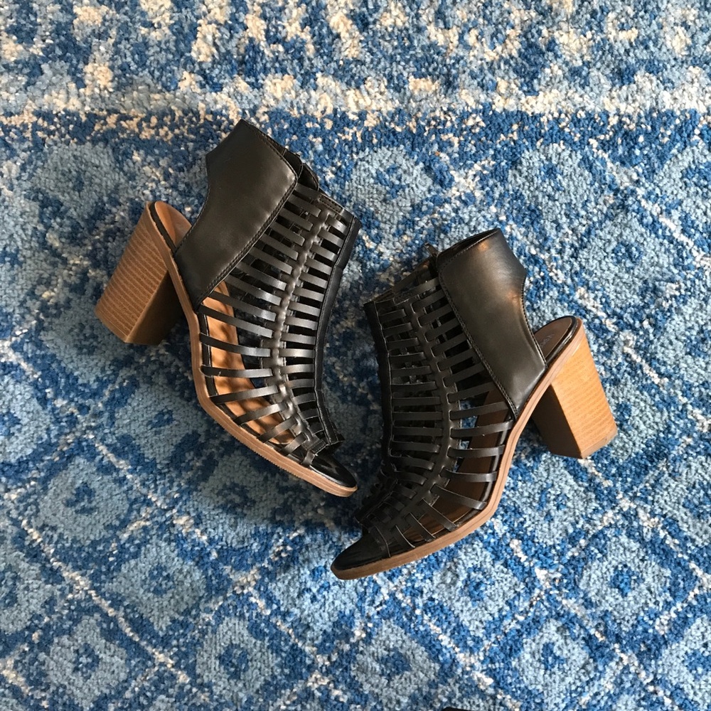 Strappy black chunky heels size 9